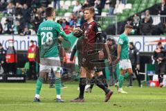 2.BL; SV Werder Bremen - FC Ingolstadt 04; Spiel ist aus Unentschieden, Torschütze Filip Bilbija (35, FCI) Ilia Gruev (28 Bremen) Handshake