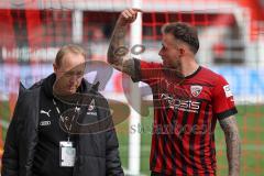 3.Liga - Saison 2022/2023 - FC Ingolstadt 04 -  SV Meppen - Patrick Schmidt (Nr.9 - FCI) verlässt verletzt den Platz und gestikuliert mit den gegnerischen Fans - - Foto: Meyer Jürgen