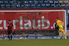 3. Liga - Hansa Rostock - FC Ingolstadt 04 - Tor Ausgleich 1:1, Torwart Fabijan Buntic (24, FCI) holt den Ball, Michael Heinloth (17, FCI) enttäuscht