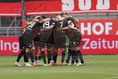 3.Liga - Saison 2023/2024 - FC Ingolstadt 04 -  1. FC Saarbrücken - Die Mannschaft bildet einen Kreis vor dem Spiel - Foto: Meyer Jürgen