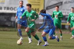 Kreisliga - Saison 2025/26- SV Hundszell - VFB Eichstätt II - Maximilian Eberlein grün Eichstätt - Maximilian Blatter blau Hundszell - Foto: Meyer Jürgen