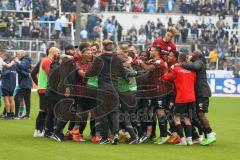 3.Liga - Saison 2022/2023 - TSV 1860 München - FC Ingolstadt 04 -  Das Spiel ist aus - Jubel  -Die Mannschaft bildet einen Kreis nach dem Spiel -  Foto: Meyer Jürgen