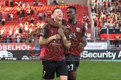 3. Liga; FC Ingolstadt 04 - TSV 1860 München; Sieg Jubel Freude Spiel ist aus 2:1, Spieler bedanken sich bei den Fans, Tanz Torschütze Jannik Mause (7, FCI) und Donald Nduka (27, FCI)