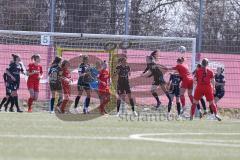 2. Frauen-Bundesliga Süd - Saison 2020/2021 - FC Ingolstadt 04 - FC Würzburger Kickers - Bernhard emelie rot FCI mit einem Kopfball auf das Tor - Johann Hannah schwarz Torwart Würzburg - Foto: Meyer Jürgen