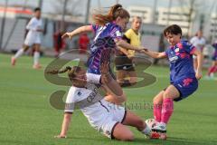 2. Bundesliga Frauen - Saison 2025/26 - FC Ingolstadt 04 Frauen - FSV Mainz - Leonie Hein (Nr.17 - FC Ingolstadt Frauen I) - Pageler Maja blau Mainz - Junold Emma blau Mainz rechts - Foto: Meyer Jürgen