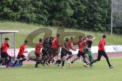 Relegation 2 - U17 - SSV Jahn Regensburg - FC Ingolstadt 04 - Spiel ist aus, 1:1 Ingolstadt steigt in die Bundesliga U17 auf, Jubel Party Feier, Team läuft aufs Spielfeld zum Gratulieren