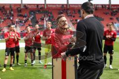 2.BL; FC Ingolstadt 04 - FC Hansa Rostock; vor dem Spiel Verabschiedung der Spieler die den Verein verlassen. Marcel Gaus (19, FCI) Sportmanager Malte Metzelder (FCI)