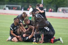 Kreisliga - FC Fatih Ingolstadt - FC Gerolfing - Der 3:2 Führungstreffer durch Emre Erdogan schwarz #5 Fatih Ing - jubel - Die Ersatzspieler laufen auf das Spielfeld - Foto: Jürgen Meyer