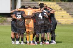 *** Bayernliga Nord - Saison 2025/26 - FC Ingolstadt 04 II - ATSV Erlangen -  Die Mannschaft bildet einen Kreis vor dem Spiel -  - XXXXX - Foto: Meyer Jürgen