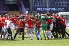 Relegation 2 - VfL Osnabrück - FC Ingolstadt 04 - Spiel ist aus, FCI steigt auf in die 2. Liga, Jubel Party, Spieler bilden eine Kreis und tanzen Torwart Fabijan Buntic (24, FCI) Cheftrainer Tomas Oral (FCI)