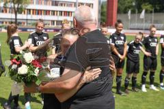 2. Fußball-Liga - Frauen - Saison 2022/2023 - FC Ingolstadt 04 - FCB München II - Verabschiedung von Alina Mailbeck (Nr.8 - FCI Frauen) durch Vorsitzender des Vorstandes Peter  Jackwerth (FCI) - Foto: Meyer Jürgen