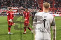 3. Liga; FC Ingolstadt 04 - Rot-Weiss Essen; Absprache vor Elfmeter Dennis Kaygin (10, FCI) und Max Besuschkow (17, FCI) Torwart Golz Jakob (1 RWE)