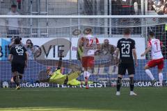 2.BL; FC Ingolstadt 04 - SSV Jahn Regensburg; Tor Elfmeter gegen Torwart Fabijan Buntic (24, FCI) Max Besuschkow (7 SSV) trifft