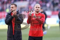 3. Liga; SSV Jahn Regensburg - FC Ingolstadt 04; Spieler bedanken sich bei den Fans Ehrenrunde David Kopacz (29, FCI) Max Dittgen (10, FCI)