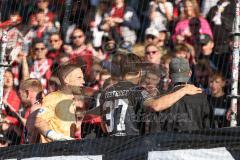 3. Liga - Saison 2024/25 - FC Ingolstadt 04 - SV Wehen Wiesbaden - Das Spiel ist aus - Banner - Choreo -- Pascal Testroet (Nr.37 - FCI)  - Torwart Marius  Funk (Nr.1 - FCI)auf den weg zu den Fans Foto: Meyer Jürgen
