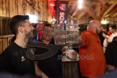 3. Liga; FC Ingolstadt 04 - Fantreffen im Sport-Treff Senners Alm, volles Haus; Linus Rosenlöcher (19, FCI) als Jury beim Masskrugstemmen