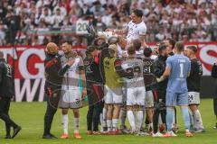 3. Liga; Energie Cottbus - FC Ingolstadt 04; Spiel ist aus, Ingolstadt gewinnt 1:4, Pascal Testroet (37, FCI) gefeiert und von der Mannschaft in die Luft geworfen, letztes Spiel für ihn