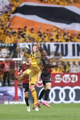 3. Liga; FC Ingolstadt 04 - SG Dynamo Dresden; Zweikampf Kampf um den Ball Felix Keidel (43, FCI) Will Paul (28 DD)