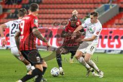 3. Liga; FC Ingolstadt 04 - Hallescher FC; Zweikampf Kampf um den Ball Moussa Doumbouya (27, FCI) Casar Aljaz (17 Halle)