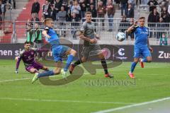 2.BL; FC St. Pauli - FC Ingolstadt 04, Torchance für Dennis Eckert Ayensa (7, FCI) Torwart Vasilj Nikola (22 Pauli) ausgespielt, vorbei mit Filip Bilbija (35, FCI) Medic Jakov (18 Pauli)