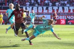 3. Liga; FC Ingolstadt 04 - TSV 1860 München; Zweikampf Kampf um den Ball Daouda Beleme (9, FCI) Lang Niklas (3 TSV)