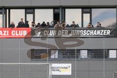 2. Bundesliga Frauen - Saison 2023/24 - FC Ingolstadt 04 Frauen - Borussia Mönchen Gladbach - Cheftrainer Michael Köllner (FCI) - Die Mannschaft schaut beim Spiel zu - Foto: Meyer Jürgen