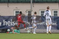 3. Liga; TSV Havelse - FC Ingolstadt 04; Torwart David Klein (47, FCI) rettet den Ball gegen Tugbenyo Jesse (33 TSV) Jasper Maljojoki (23, FCI)