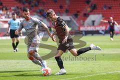 2.BL; FC Ingolstadt 04 - SC Paderborn 07; Zweikampf Kampf um den Ball Schuß Dennis Eckert Ayensa (7, FCI) Yalcin Robin (13 SCP)