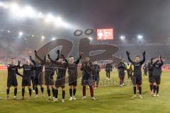3. Liga; SSV Jahn Regensburg - FC Ingolstadt 04; Sieg Jubel Freude Spieler bedanken sich bei den Fans Simon Lorenz (32, FCI) Jonas Scholz (15, FCI) Julian Kügel (29, FCI) Linus Rosenlöcher (19, FCI) Mattis Hoppe (2, FCI) Gustav Christensen (24, FCI) Max B