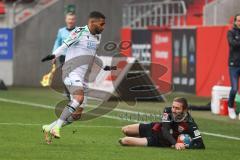 2.BL; FC Ingolstadt 04 - Hannover 96; Foul Rico Preißinger (6, FCI) am Bodeb, Linton Maina (11 Han)