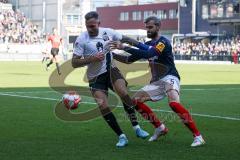 2.BL; Holstein Kiel - FC Ingolstadt 04 - Zweikampf Kampf um den Ball Patrick Schmidt (32, FCI) Thesker Stefan (5 Kiel)