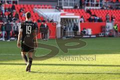 2.BL; FC Ingolstadt 04 - SSV Jahn Regensburg; nach dem Spiel bei den Fans Marcel Gaus (19, FCI) geht vom Feld