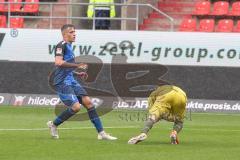 2.BL; FC Ingolstadt 04 - Werder Bremen, Dennis Eckert Ayensa (7, FCI) scheitert an Torwart Zetterer Michael (30 Bremen)