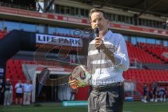 2. Frauen-Bundesliga; FC Ingolstadt 04 - SC Sand; Oberbürgermeister Dr. Michael Kern (IN) Ansprache vor dem Spiel