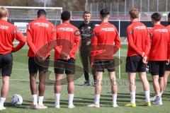 3.Liga - Saison 2022/2023 - FC Ingolstadt 04 -  - Cheftrainer Michael Köllner (FCI) beim ersten Training - Cheftrainer Michael Köllner (FCI) begrüsst die Spieler - Foto: Meyer Jürgen