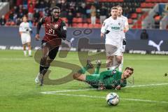 3. Liga; FC Ingolstadt 04 - Erzgebirge Aue; Torchance Zweikampf Kampf um den Ball Daouda Beleme (9, FCI) Vukancic Niko (4 Aue) Barylla Anthony (23 Aue) Torwart Männel Martin (1 Aue)