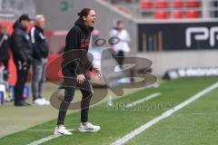 3. Liga; FC Ingolstadt 04 - FC Viktoria Köln; Cheftrainerin Sabrina Wittmann (FCI) an der Seitenlinie, Spielerbank