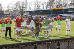 3. Liga; SV Meppen - FC Ingolstadt 04; Sieg Jubel Freude, Spiel ist aus. Spieler bedanken sich bei den Fans, Thomas Rausch (45, FCI) Hans Nunoo Sarpei (18 FCI) Arian Llugiqi (25, FCI) Donald Nduka (42, FCI) Tim Civeja (8, FCI) Justin Butler (31, FCI) Torw