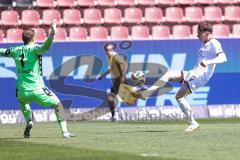 3. Liga; FC Ingolstadt 04 - Hannover 96 II; Tim Heike (9, FCI) scheitert an Torwart Stahl Toni (1 H96)