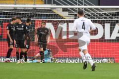 3. Liga; SC Verl - FC Ingolstadt 04; Tor 2:1 für Verl, Torwart Marius Funk (1, FCI) am Boden, hängende Köpfe Arian Llugiqi (25, FCI) Calvin Brackelmann (17, FCI) Visar Musliu (16, FCI) Denis Linsmayer (23, FCI), Mikic Daniel (4 Verl)