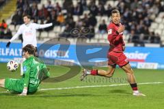3. Liga; SSV Ulm - FC Ingolstadt 04; Torchance verpasst Marcel Costly (22, FCI) Torwart Schmitt Max (1 Ulm)