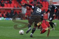 3. Liga - Saison 2025/26 - FC Ingolstadt 04 - Rot-Weiss Essen - Yann Sturm (Nr.7 - FC Ingolstadt 04) wird gefoult und es gibt Elfmeter - Jose Enrique Alonso (Nr.23 - Rot-Weiss Essen) - Ramien Safi (Nr.7 - Rot-Weiss Essen) - Foto: Meyer Jürgen