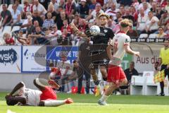 3. Liga; Rot-Weiss Essen - FC Ingolstadt 04; Zweikampf Kampf um den Ball Hawkins Jalen (20 FCI) Tarnat Niklas (31 RW)