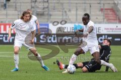 3. Liga; FC Ingolstadt 04 - SC Verl; Zweikampf Kampf um den Ball Moussa Doumbouya (27, FCI) Tim Civeja (8, FCI) Otto Yari (28 Verl)