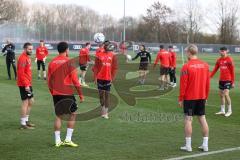 3.Liga - Saison 2022/2023 - FC Ingolstadt 04 -  - Cheftrainer Michael Köllner (FCI) beim ersten Training - Die Spieler vor dem Training beim warm machen - Foto: Meyer Jürgen