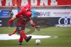 3. Liga; FC Ingolstadt 04 - VfL Osnabrück; Maskottchen Schanzi mit Ball