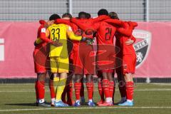 A - Junioren Bundesliga Süd/Südwest -  Saison 2021/2022 - FC Ingolstadt 04 - 1. FC Saarbrücken - Die Mannschaft bildet einen Kreis vor dem Spiel - Foto: Meyer Jürgen