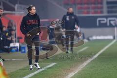 3. Liga; FC Ingolstadt 04 - Alemannia Aachen; Cheftrainerin Sabrina Wittmann (FCI) an der Seitenlinie, Spielerbank