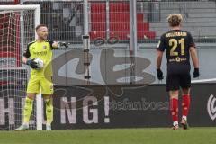 3. Liga; SV Wehen Wiesbaden - FC Ingolstadt 04; Torwart Marius Funk (1, FCI) und Hollerbach Benedict (21 SVW)