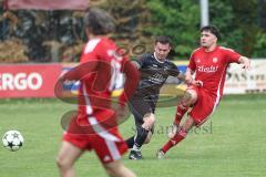 Kreisklasse - Saison 2024/25- Türkisch SV Ingolstadt - FC Gelbelsee-  - Baha Asici rot Türkisch - Lukas Pickl schwarz Gelbelsee - Foto: Meyer Jürgen